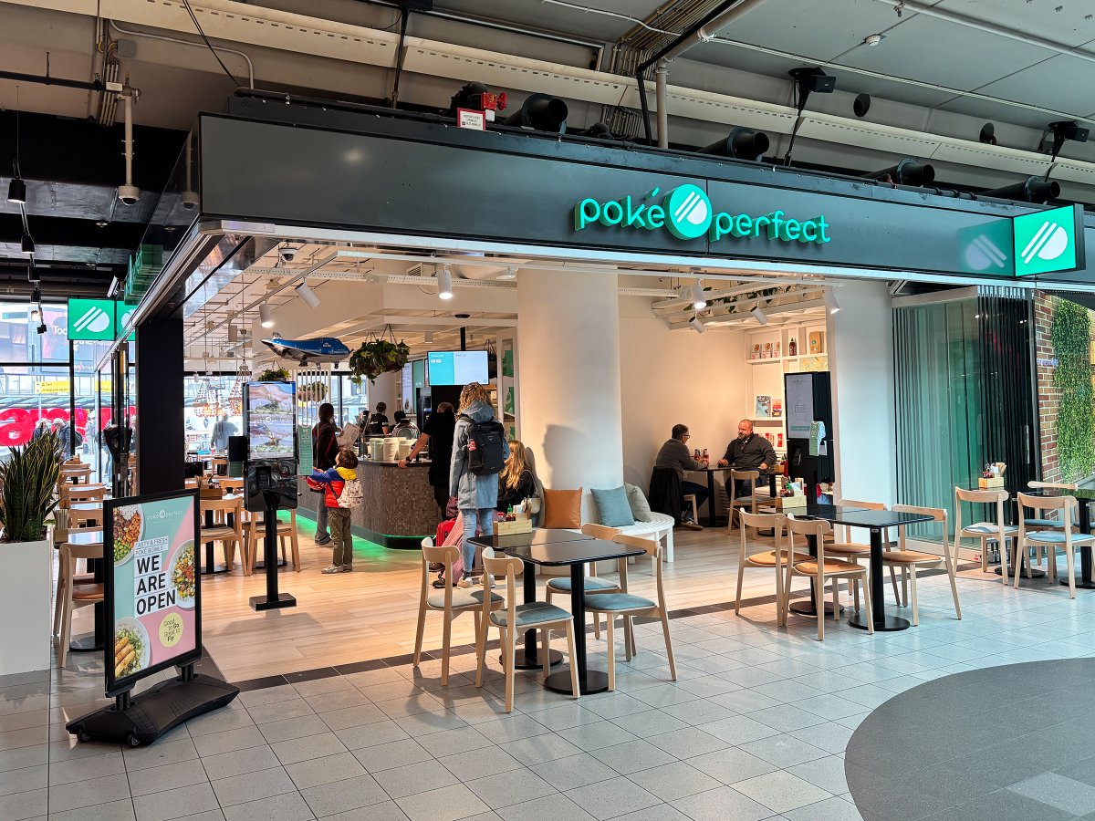 Ein Gast bezahlt an einer Fast-Casual-Theke mit Butlaroo.